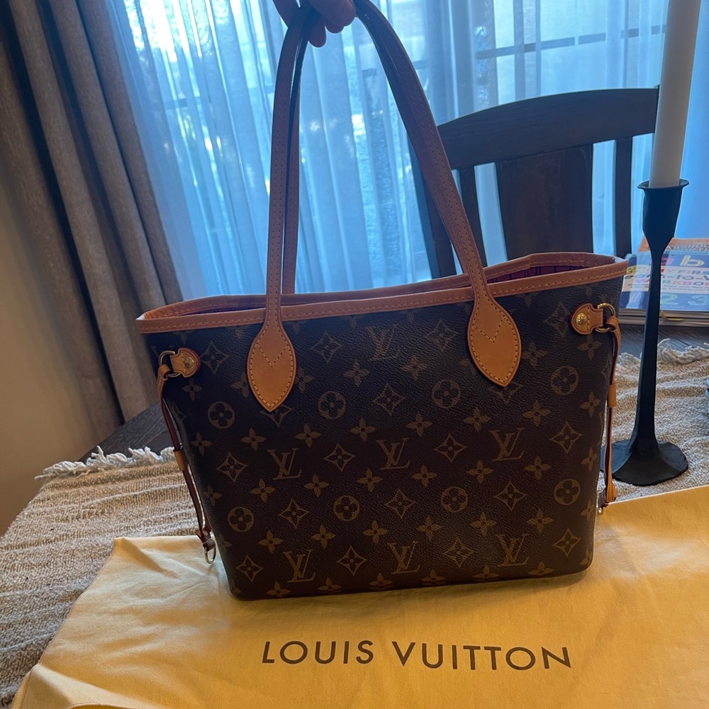 Louis Vuitton Never full PM monogram -peony interior